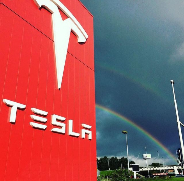 TESLA SHARES MAIN AYE BADI GIRA BATOO